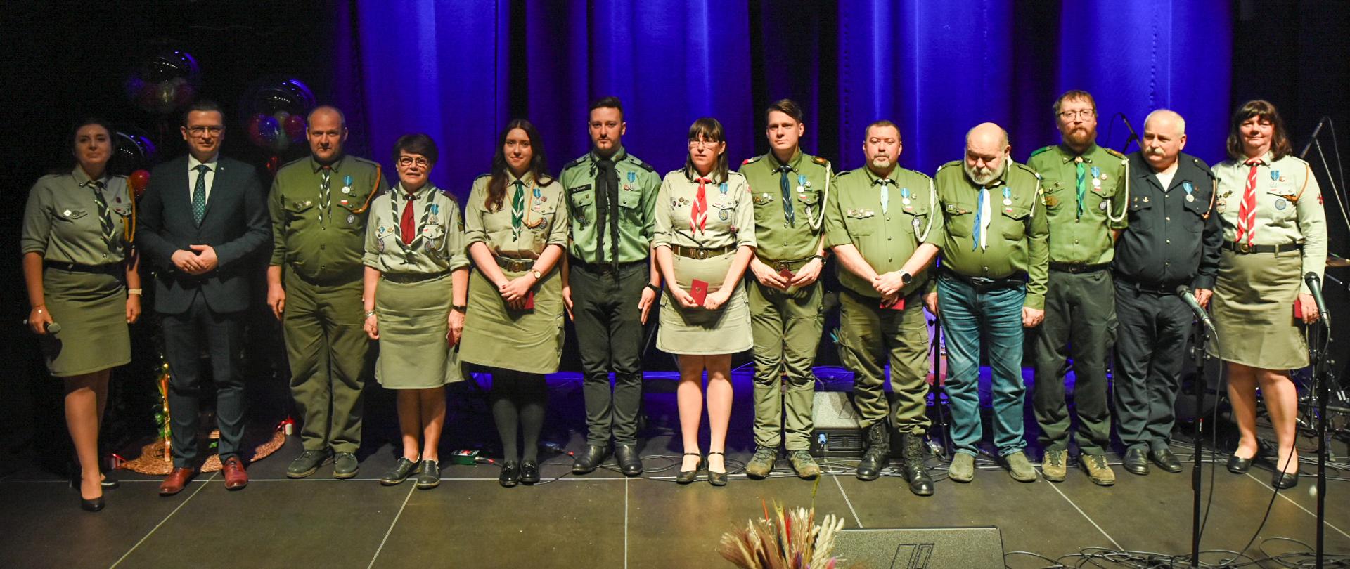 Pamiątkowe zdjęcie II wicewojewody Grzegorza Majewskiego z odznaczonymi podczas uroczystości w Zgierzu. 