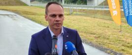 Wiceminister infrastruktury Rafał Weber w trakcie konferencji prasowej dotyczącej oddania do ruchu drugiej jezdni ekspresowej obwodnicy Tomaszowa Lubelskiego