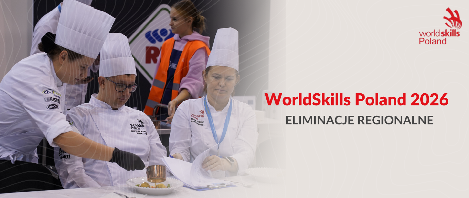 Trójka kucharzy w białych kitlach i wysokich czapkach podczas oceny potrawy. Po prawej czerwony napis "WorldSkills Poland 2026 ELIMINACJE REGIONALNE" oraz logo WorldSkills Poland.