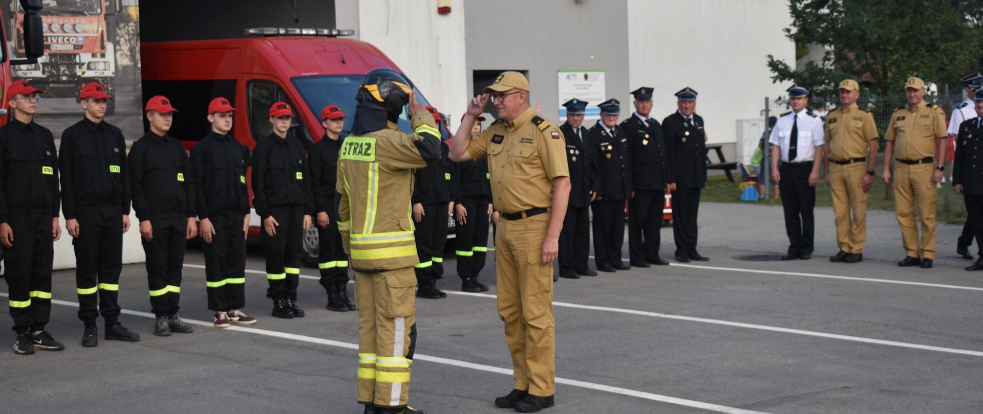 Zdjęcie przedstawia meldunek składany zastępcy komendanta głównego nadbryg. Krzysztofowi Hejduk.