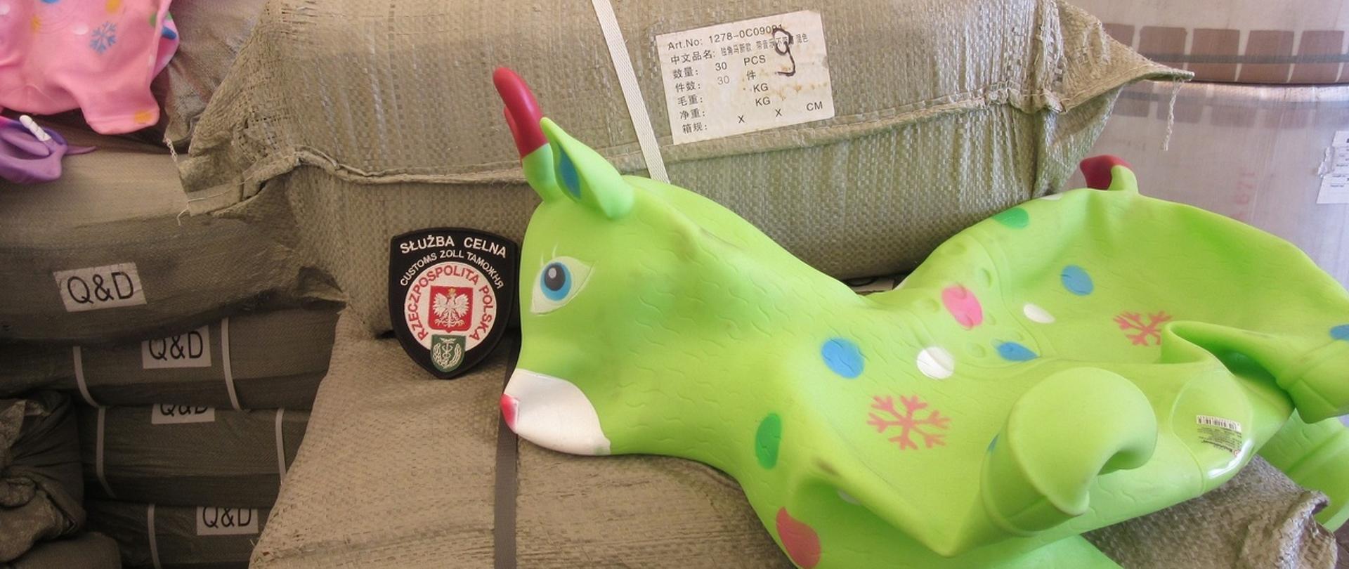 Zajęte przez funkcjonariuszy KAS niebezpieczne dla zdrowia zabawki. Na zdjęciu worki, w których znajdują się zabawki