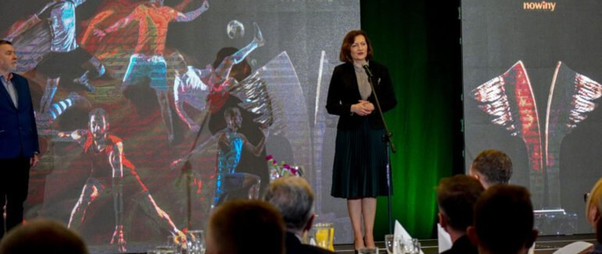 Wojewoda podkarpacki Ewa Leniart zabiera głos podczas gali na najlepszego sportowca Podkarpacia