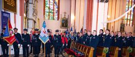 Strażacy oraz poczty sztandarowe w kościele