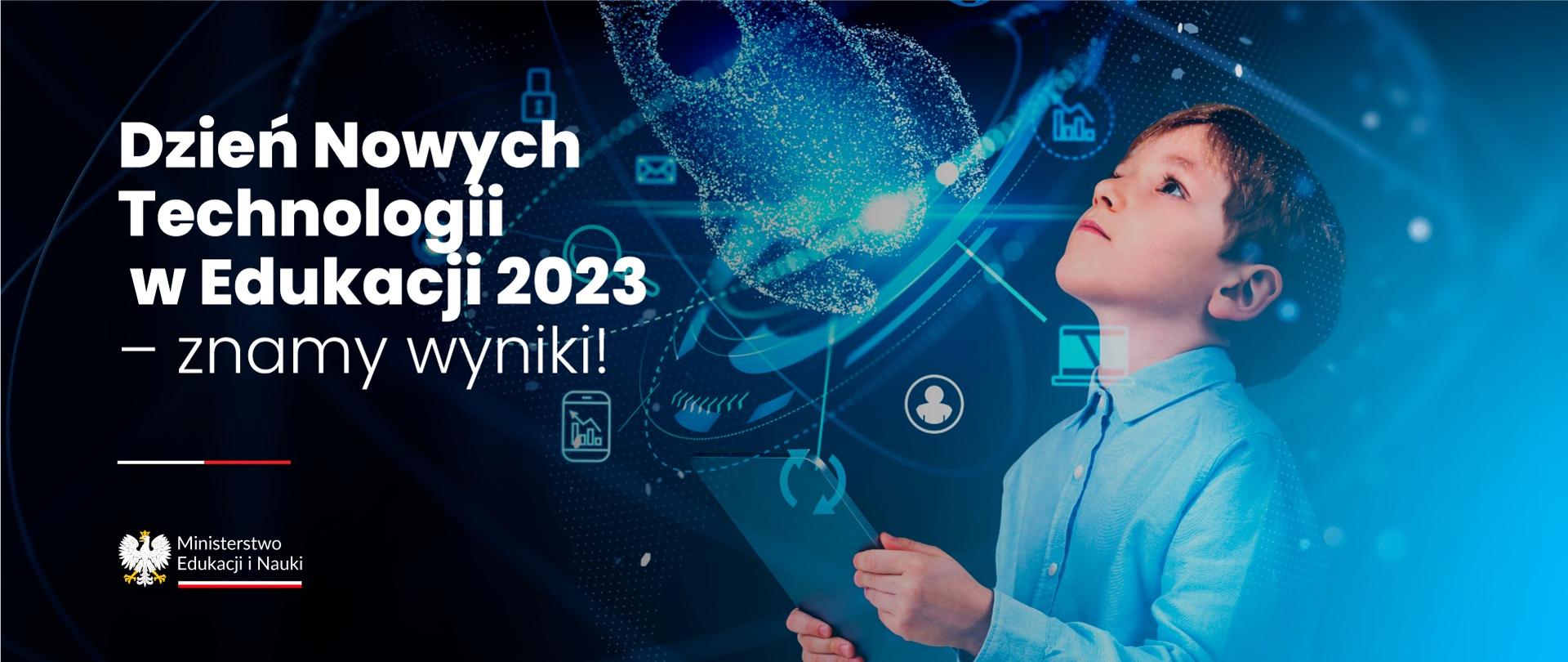 Chłopiec trzyma w ręku tablet, wokół wirują różne błękitne ikonki. Po lewej stronie napis Dzień Nowych technologii w Edukacji 2023 – znamy wyniki!