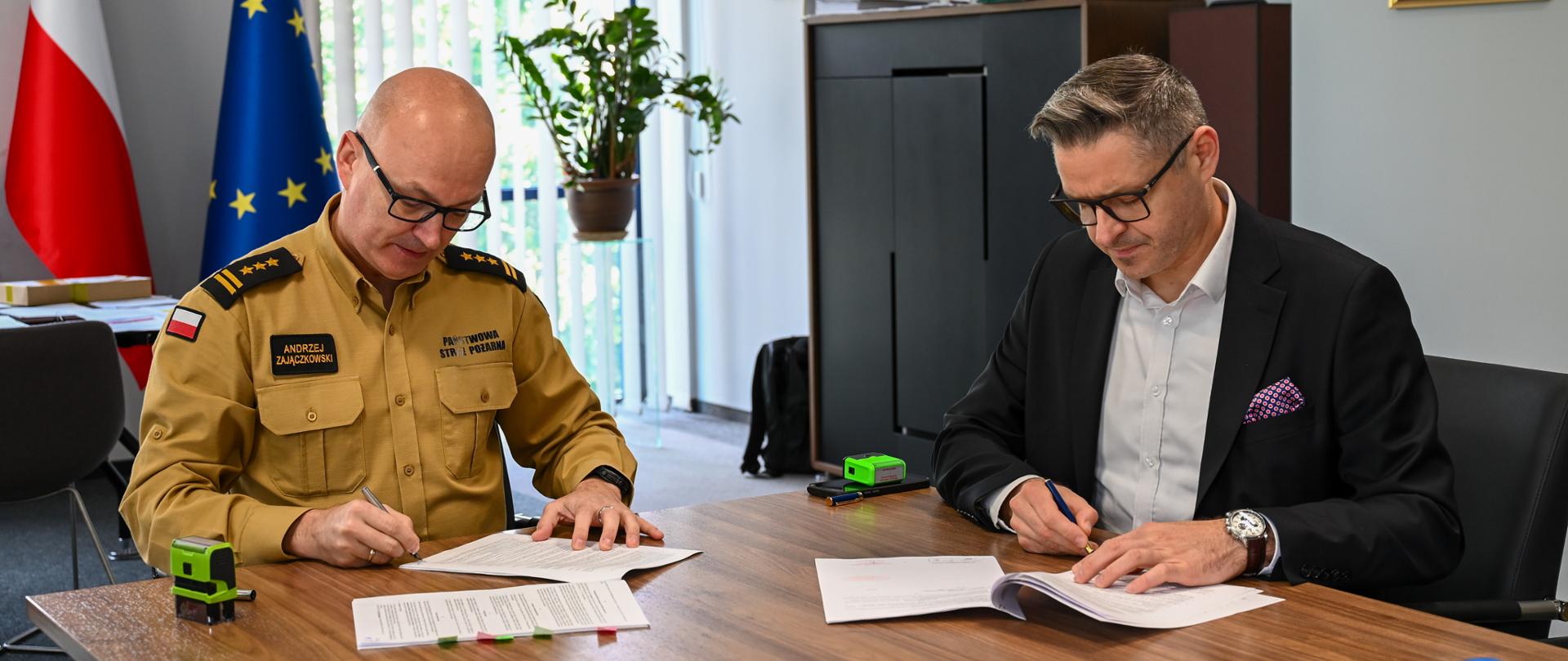 Podpisanie umowy pomiędzy Wojewódzkim Funduszem Ochrony Środowiska i Gospodarki Wodnej w Poznaniu a Szkołą Aspirantów PSP w Poznaniu
