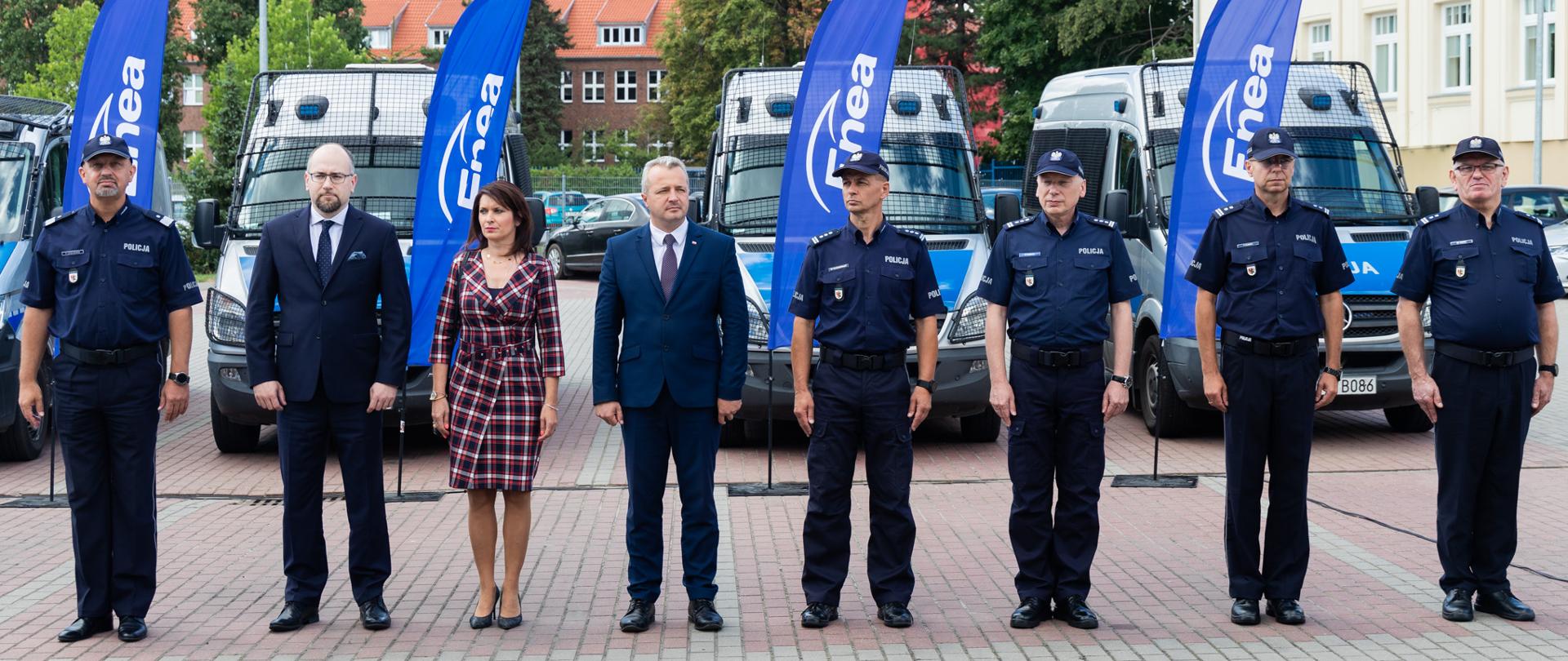 Grupa ludzi stojaca na placu