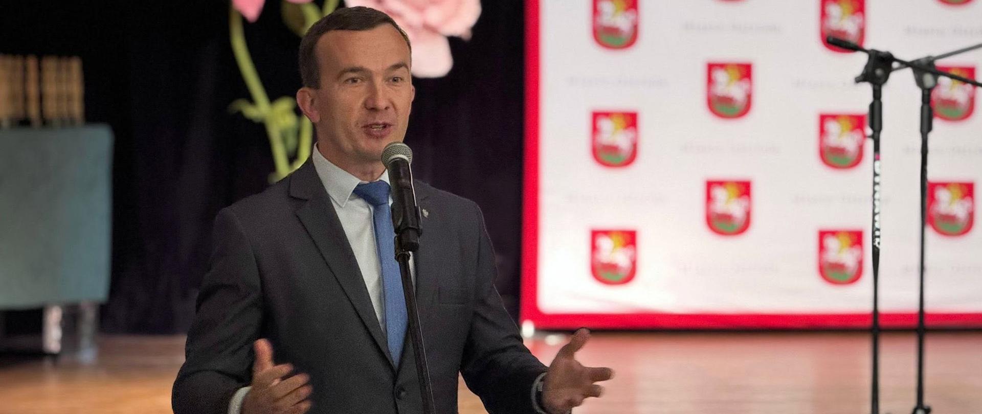 Sukcesy ostródzkich uczniów docenione. Wicewojewoda Mateusz Szauer wręczył statuetki „Szkolnych Asów”