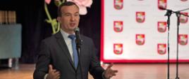 Sukcesy ostródzkich uczniów docenione. Wicewojewoda Mateusz Szauer wręczył statuetki „Szkolnych Asów”