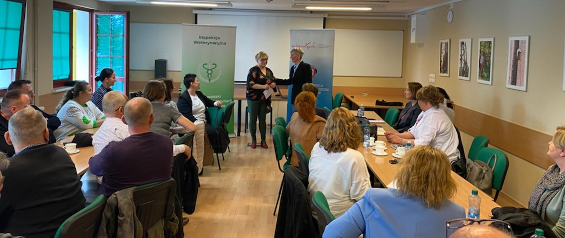 narada Wojewódzkiego i Powiatowych Państwowych Inspektorów Sanitarnych z Powiatowymi Lekarzami Weterynarii z terenu województwa lubuskiego - uczestnicy siedzą na sali przy 2 dużych stołach i obradują