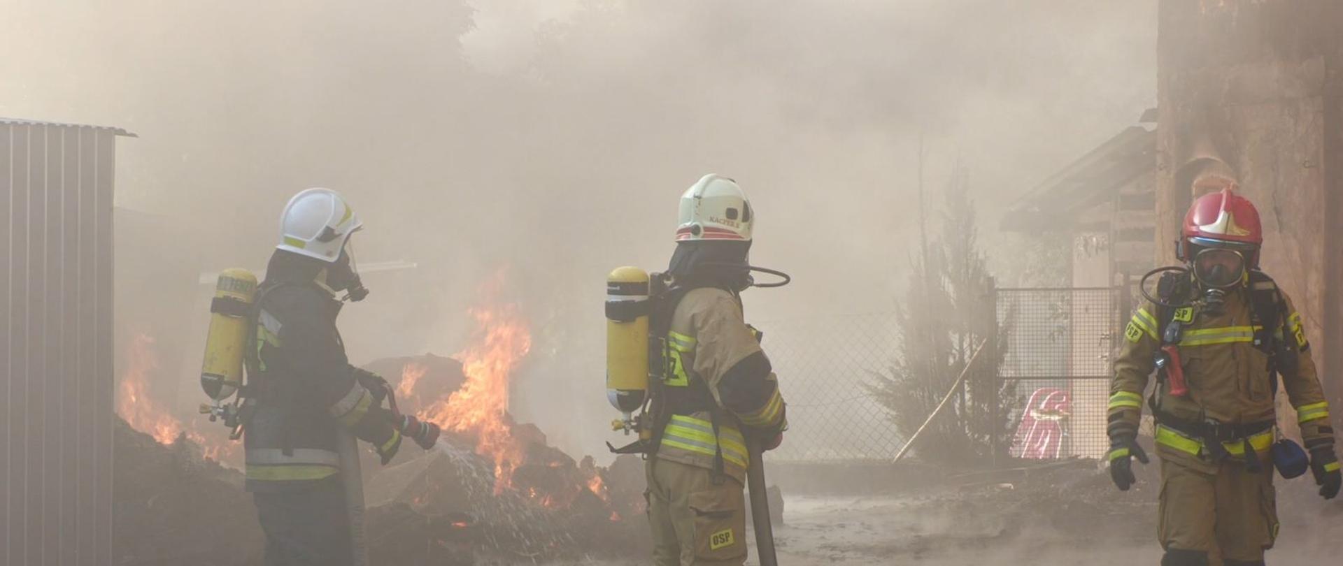 pracujący strażacy