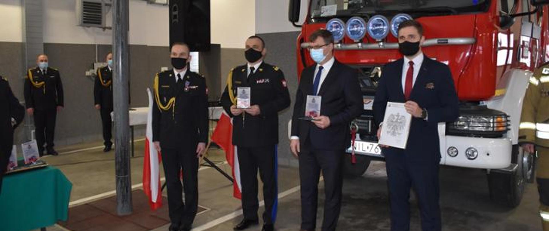 Przekazanie nowego samochodu ratowniczo-gasniczego strażakom PSP z Iławy