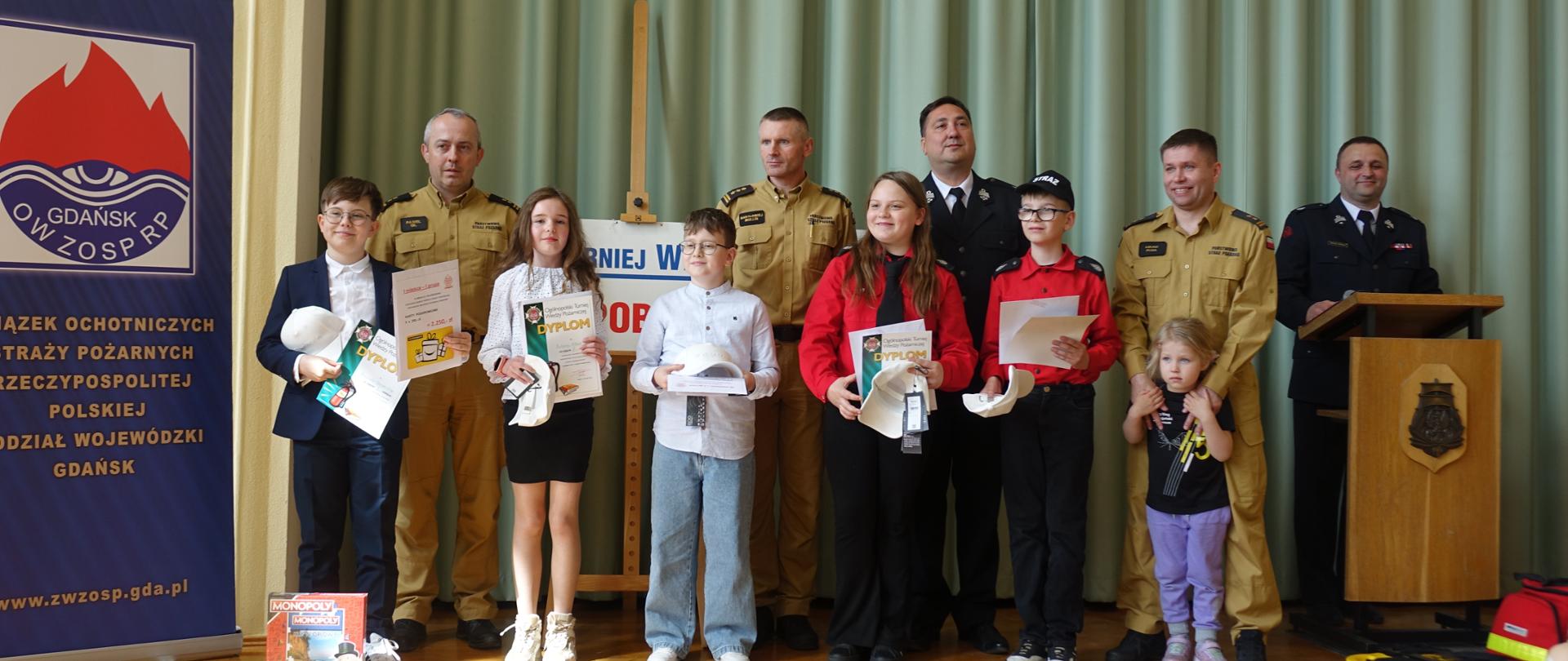 Zdjęcie przedstawia laureatów turnieju z grupy pierwszej wraz z przedstawicielami PSP i OSP