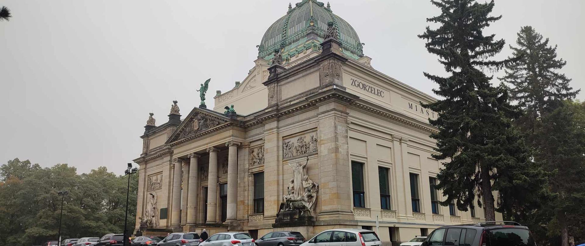 Dom Kultury w Zgorzelcu. Na podjeździe stoją zaparkowane samochody