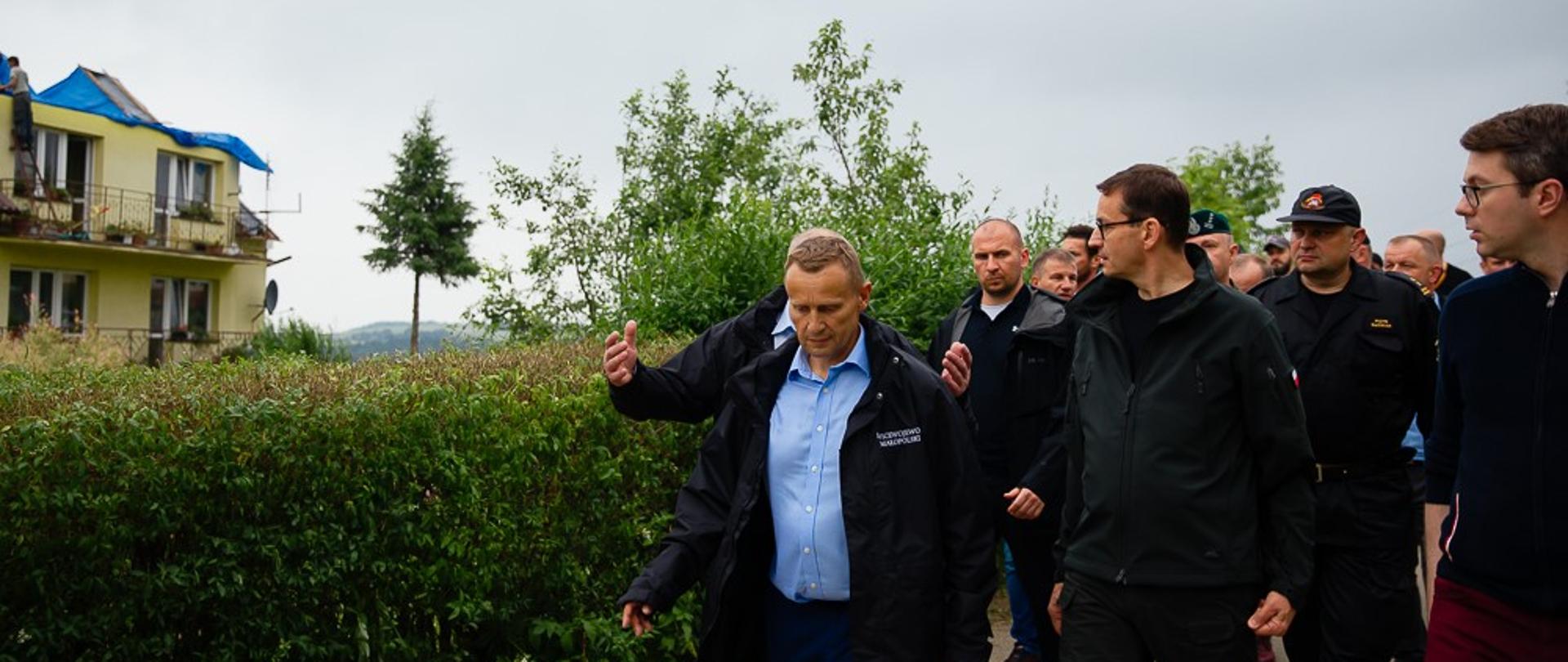 Premier ogląda skalę zniszczeń.