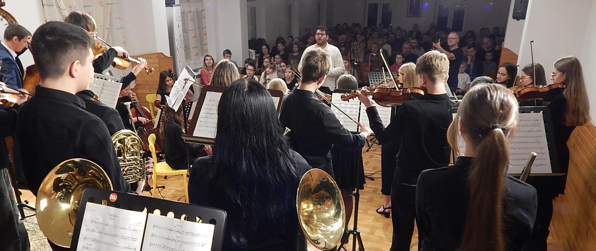 widok zza orkiestry na muzyków i widownię