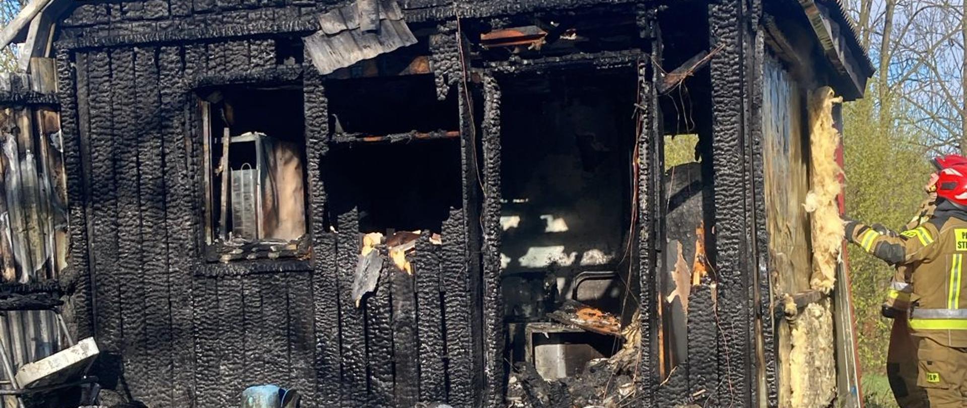 Na zdjęciu widoczny budynek po pożarze.