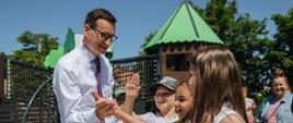 Premier Mateusz Morawiecki z mieszkańcami Dobroszyc.