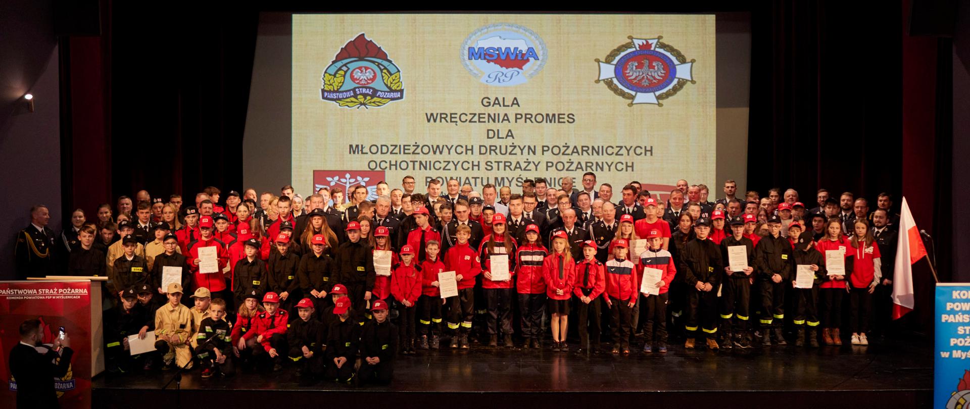 Zdjęcie przedstawia członków MDP podczas wręczenia promes
