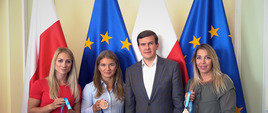 Zawodniczki i Minister z Medalami