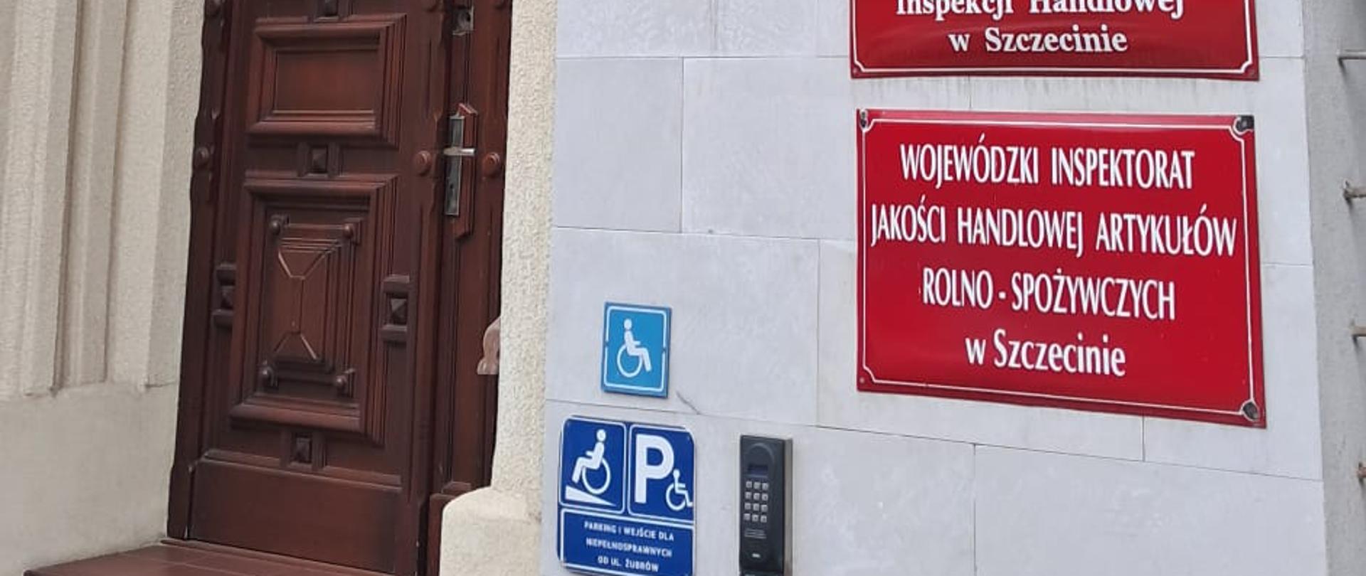 budynek , wejście główne do urzędu