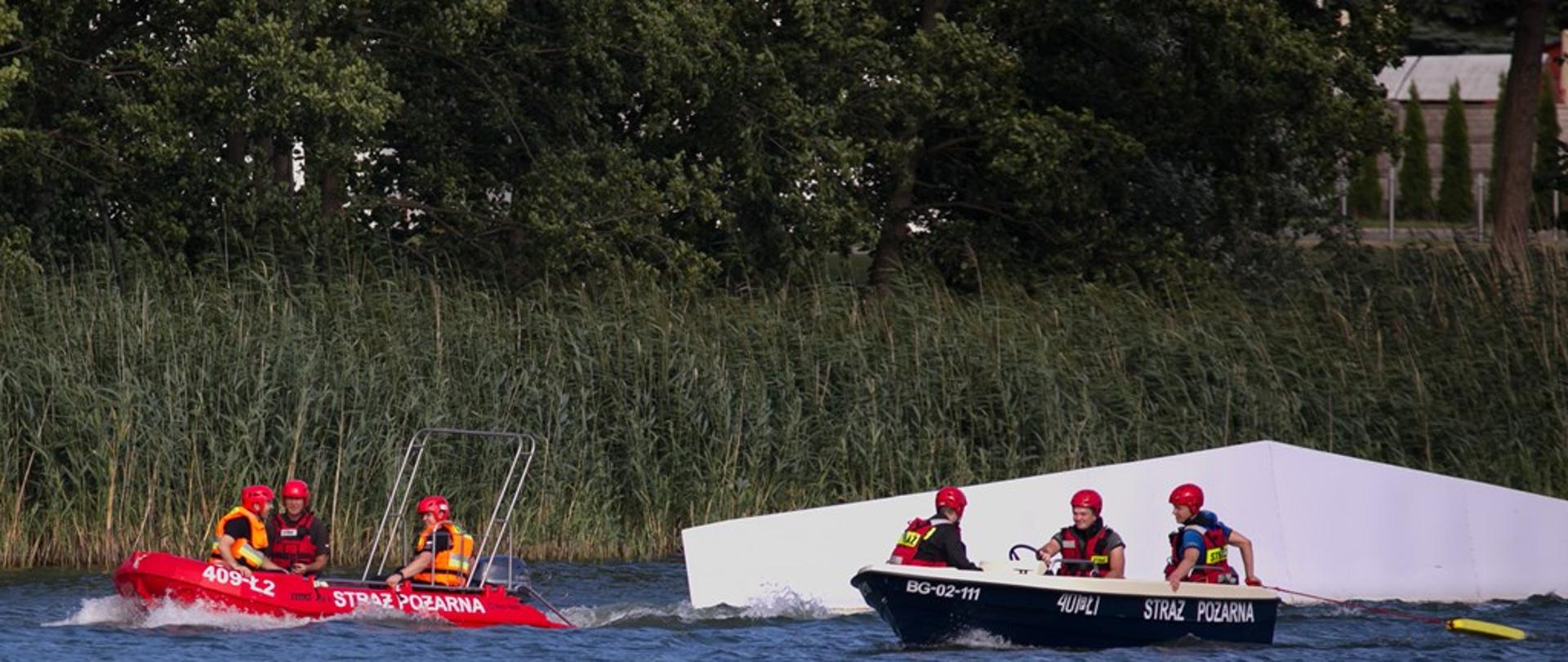 Dwie łodzie ratownicze podczas płynięcia. Z lewej strony OSP Szamocin, z prawej JRG Chodzież.