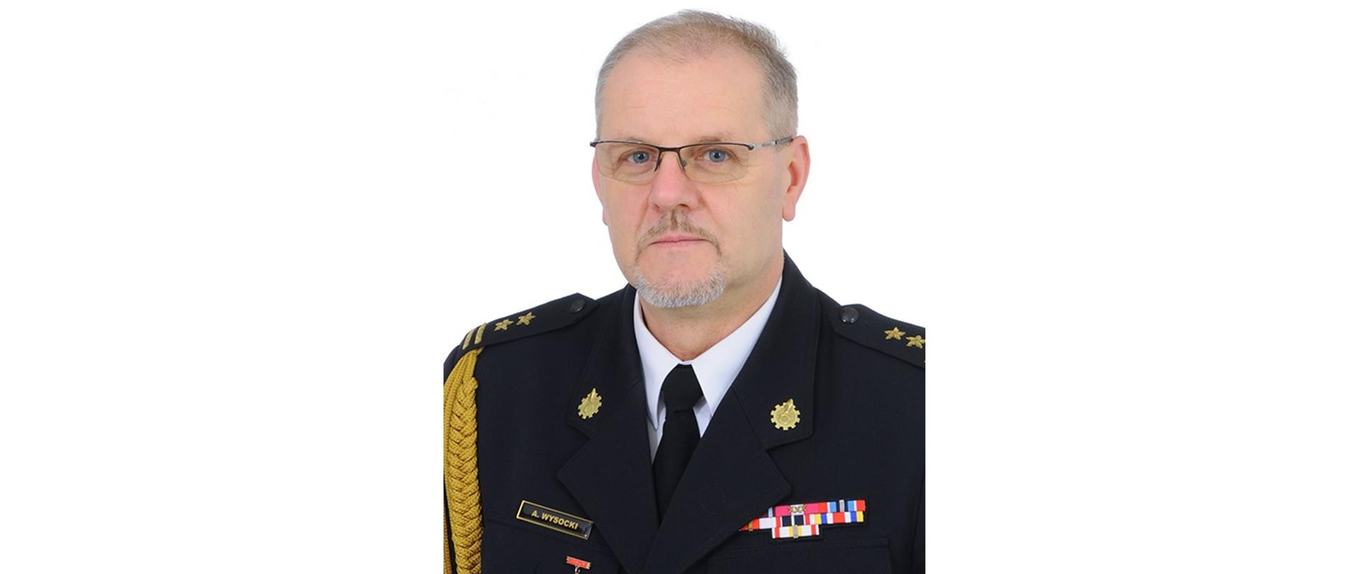 Zdjęcie portretowe Komendanta Powiatowego Państwowej Straży Pożarnej w Wołominie w mundurze galowym