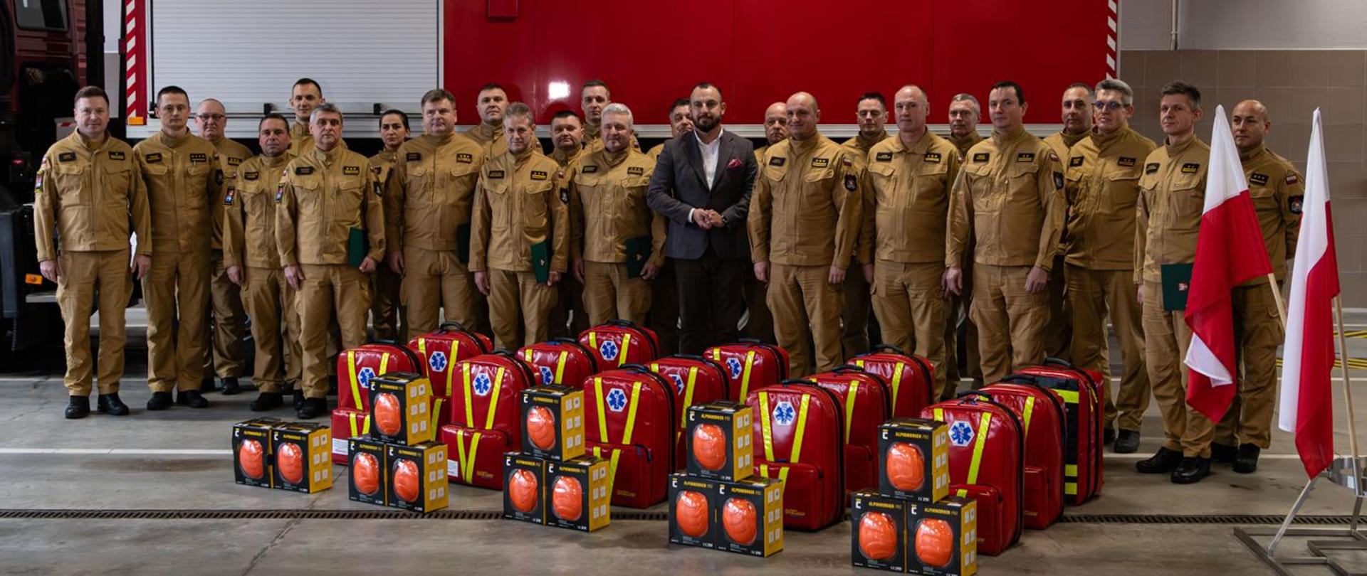Wspólne zdjęcie Pana Tomasza Kominka – Dyrektora Delegatury Urzędu Marszałkowskiego w Płocku, st. bryg. Macieja Bieńczyka – Zastępcy Mazowieckiego Komendanta Wojewódzkiego PSP oraz Komendantów Miejskich i Powiatowych z komend otrzymujących wsparcie wraz z podległymi naczelnikami pionów operacyjnych.