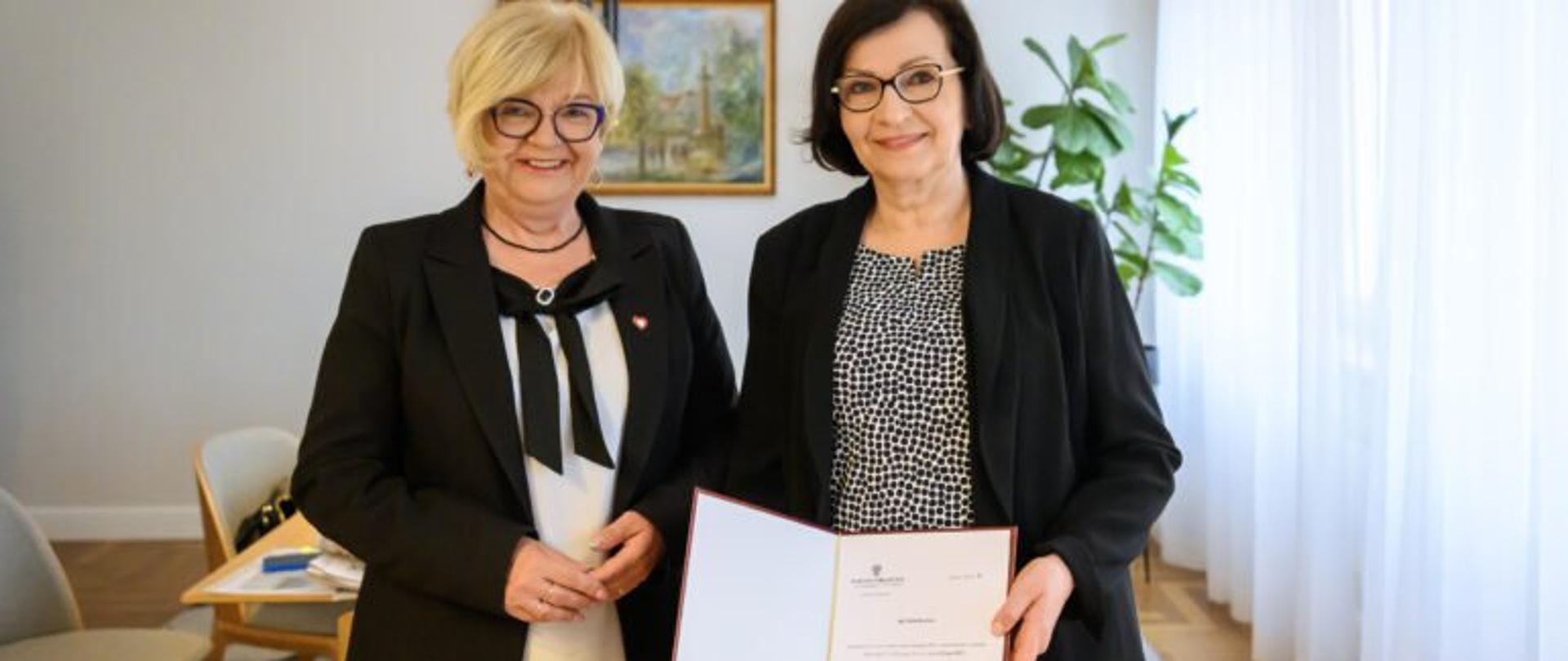 Zdjęcie przedstawia wojewodę podkarpackiego Teresę Kubas-Hul i konsultanta wojewódzkiego w dziedzinie neurologii dziecięcej dr Elżbietę Czyżyk 