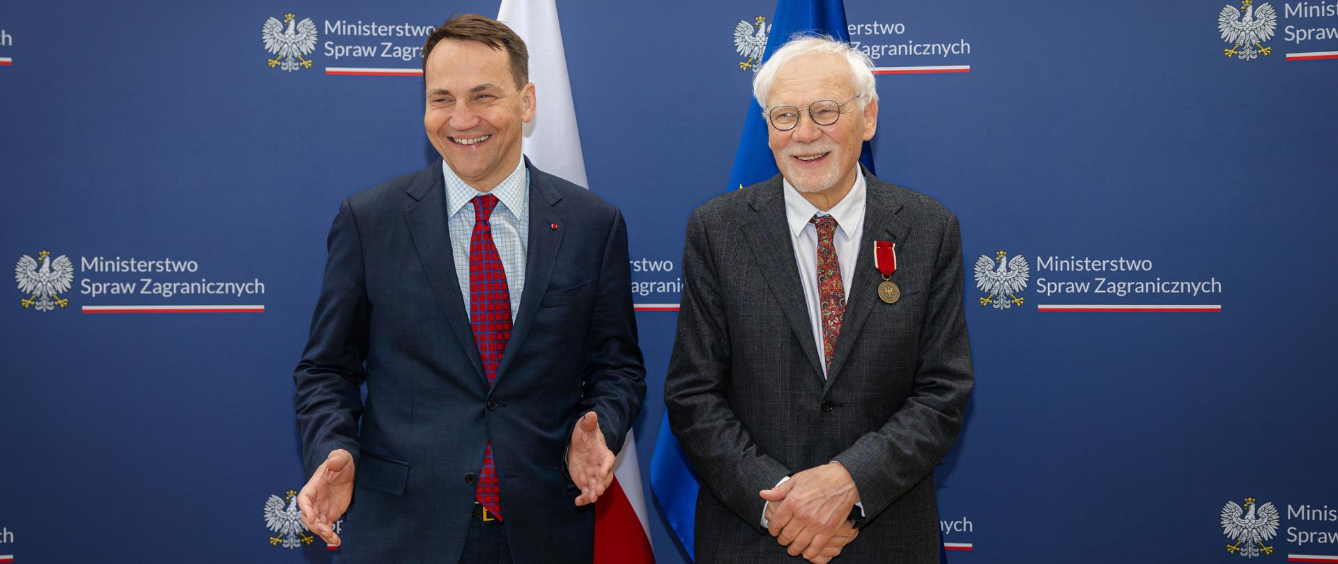 Minister Radosław Sikorski wręczył prof. Markowi Safjanowi odznakę honorową Bene Merito