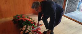 Ambasador Krzysztof Olendzki składa kwiaty w kaplicy na cmentarzu w Ukanc