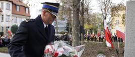 Komendant składający kwiaty pod pomnikiem