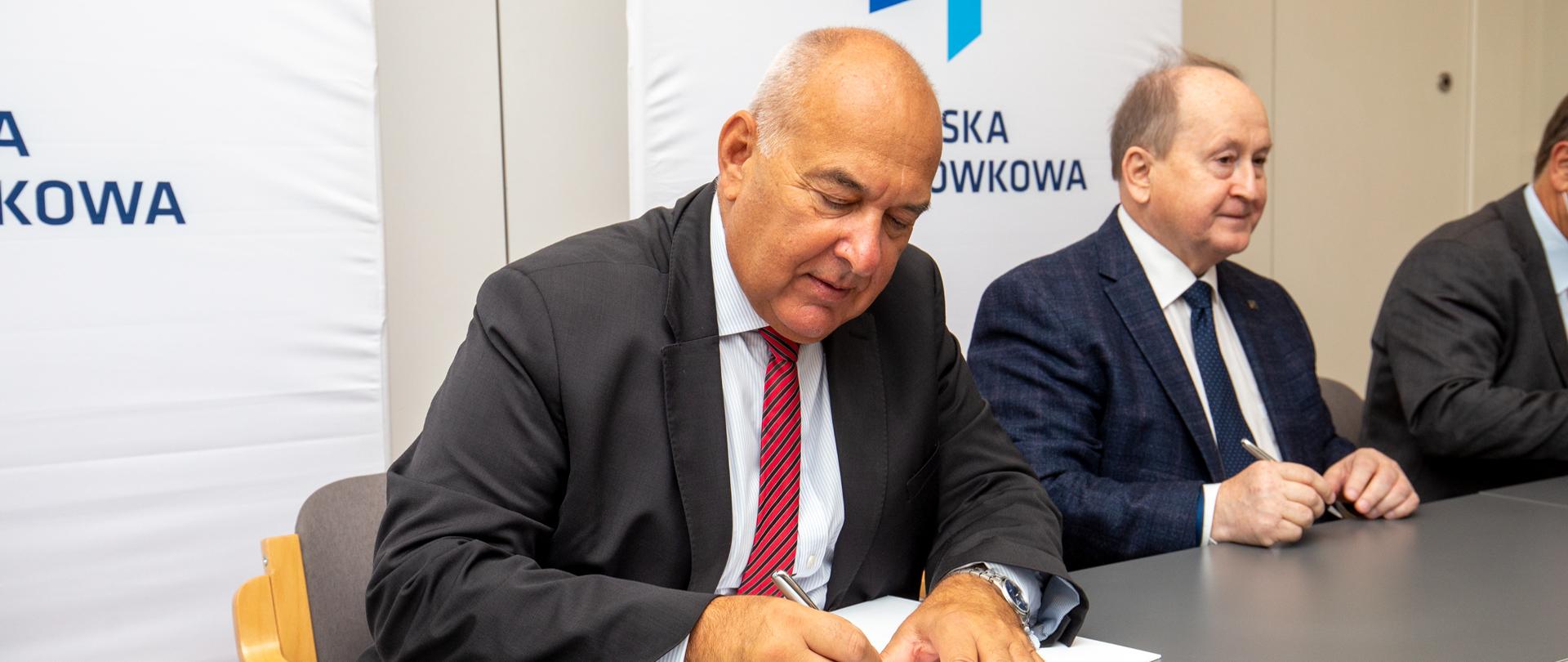 Minister finansów Tadeusz Kościński podpisuje porozumienie