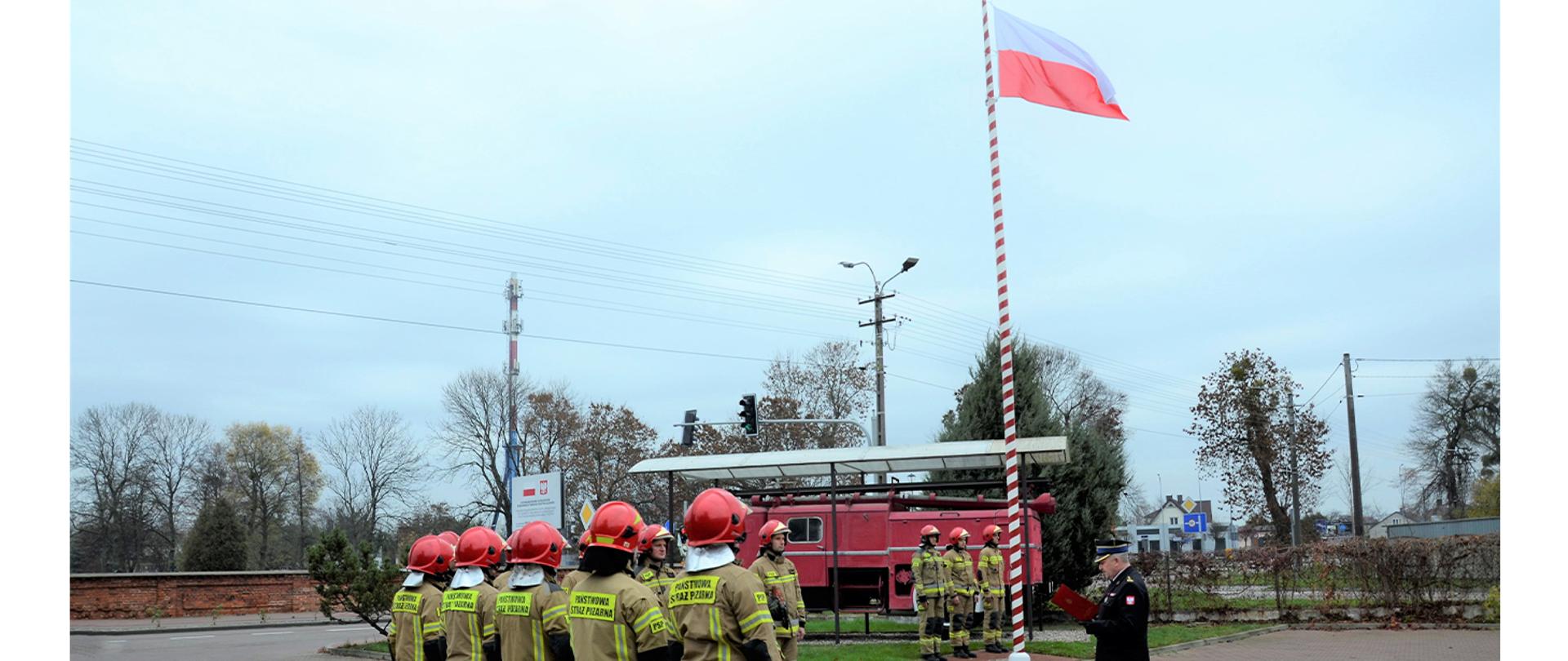 W dniu Narodowego Święta Niepodległości na placu Komendy Powiatowej Państwowej Straży Pożarnej w Przasnyszu odbyła się uroczysta zmiana służby z odegraniem hymnu podczas podnoszenia flagi państwowej na maszt.
W uroczystej zmianie służby uczestniczył Komendant Powiatowy PSP st.bryg.mgr inż. Waldemar Białczak oraz strażacy Komendy Powiatowej Państwowej Straży Pożarnej w Przasnyszu. Komendant Powiatowy PSP przybliżył historię związaną z odzyskaniem przez Polskę niepodległości, a także podkreślił wagę propagowania wiedzy o polskiej tożsamości i symbolach narodowych.
„Narodowe Święto Niepodległości upamiętnia i honoruje postacie i czyny, które niegdyś doprowadziły do odrodzenia polskiej państwowości. Także i naszą strażacką tradycję wzbogaca ówczesny trud i przelana krew naszych poprzedników. Ale przede wszystkim jest to dzień, który przypomina, że możliwość suwerennego stanowienia o losach Ojczyzny niezmiennie zależy od naszych bieżących wysiłków w służbie dla Jej bezpiecznej i pomyślnej przyszłości.”
