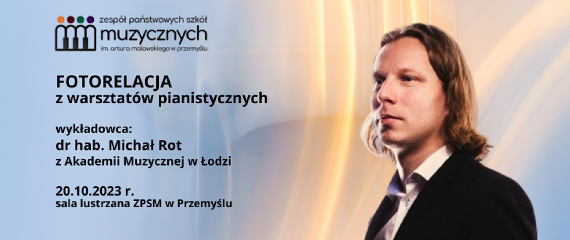 Na niebiesko złotym tle z lewej strony znajduje się logo szkoły oraz tekst: fotorelacja z warsztatów pianistycznych, wykładowca dr hab. Michał Rot z AM w Łodzi, 20.10.2023 r. sala lustrzana ZPSM w Przemyślu. Po prawej znajduje się zdjęcie Michała Rota.
