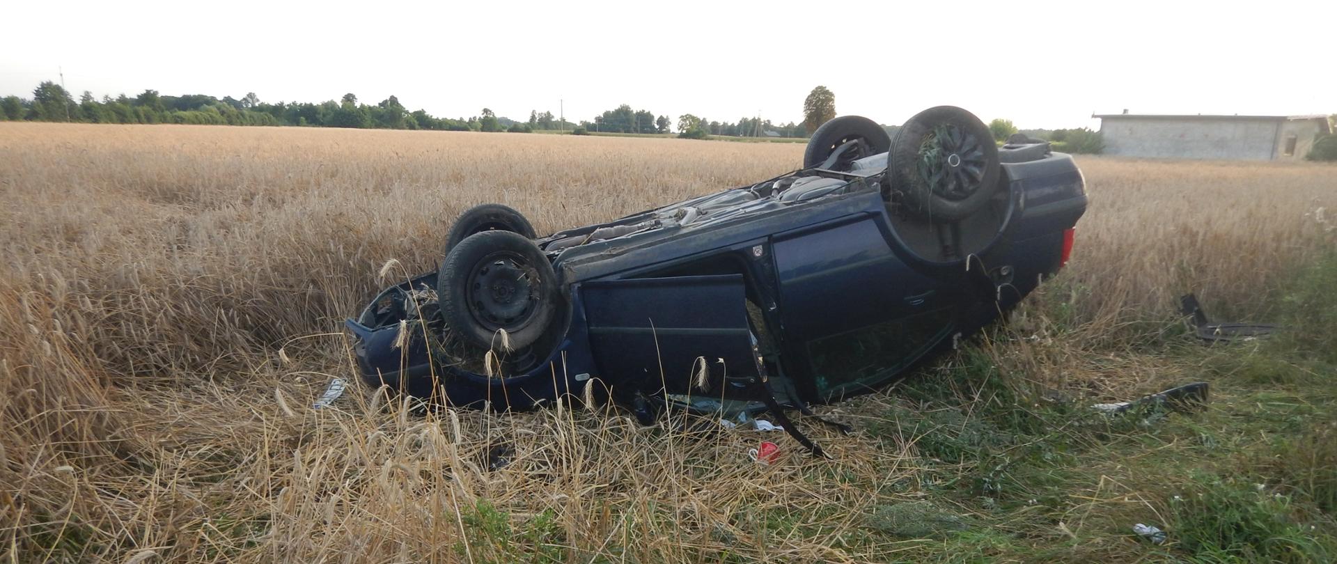 Zdjęcie przedstawia samochód po dachowaniu.
