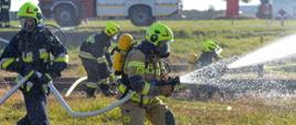 Na zdjęciu strażacy podczas ćwiczeń