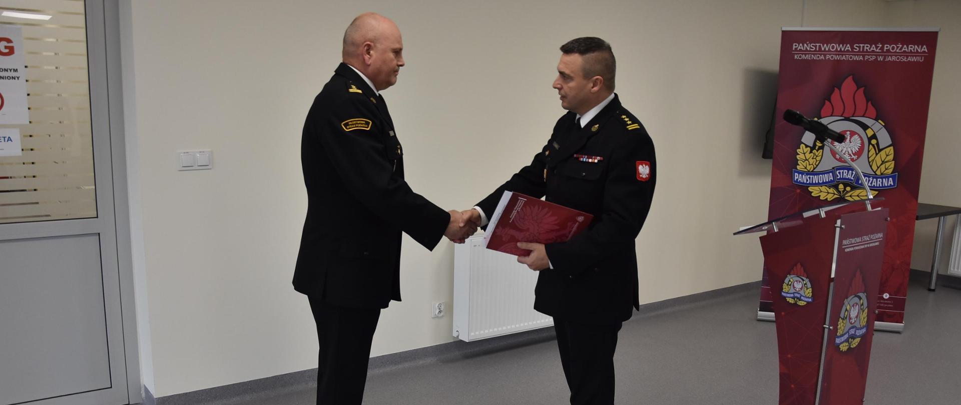 Zdjęcie przedstawia moment powierzenia obowiązków komendanta powiatowego PSP w Jarosławiu przez PKW PSP w sali konferencyjnej Komendy.