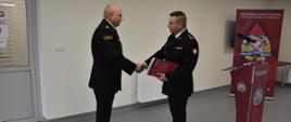 Zdjęcie przedstawia moment powierzenia obowiązków komendanta powiatowego PSP w Jarosławiu przez PKW PSP w sali konferencyjnej Komendy.