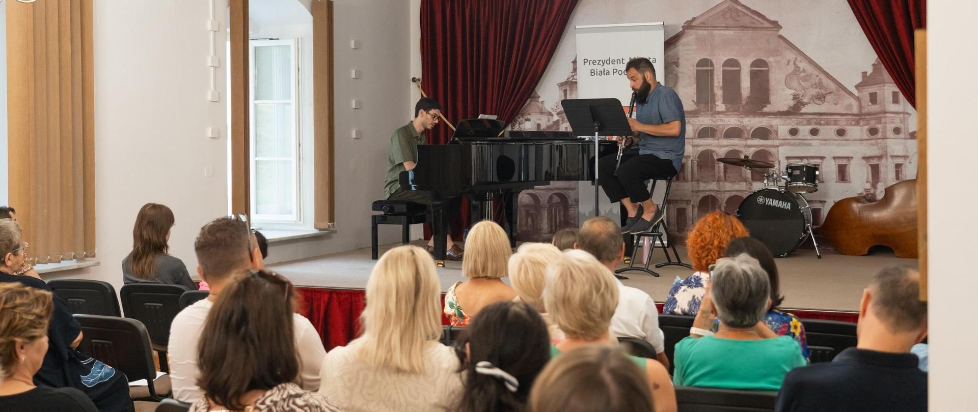 Michał Robak i Noam Zylberberg na scenie