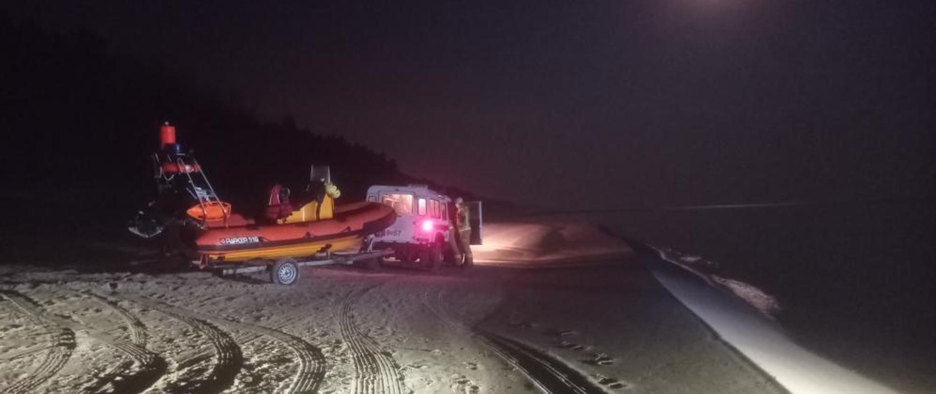 widoczny na plaży Land Rover z łodzią z OSP Niechorze