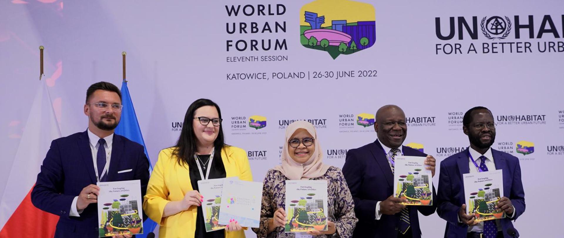 (od lewej): prezydent miasta Katowice Marcin Krupa, wiceminister funduszy i polityki regionalnej Małgorzata Jarosińska-Jedynak, dyrektor wykonawcza UN-Habitat Maimunah Mohd Sharif, oraz dwóch uczestników spotkania