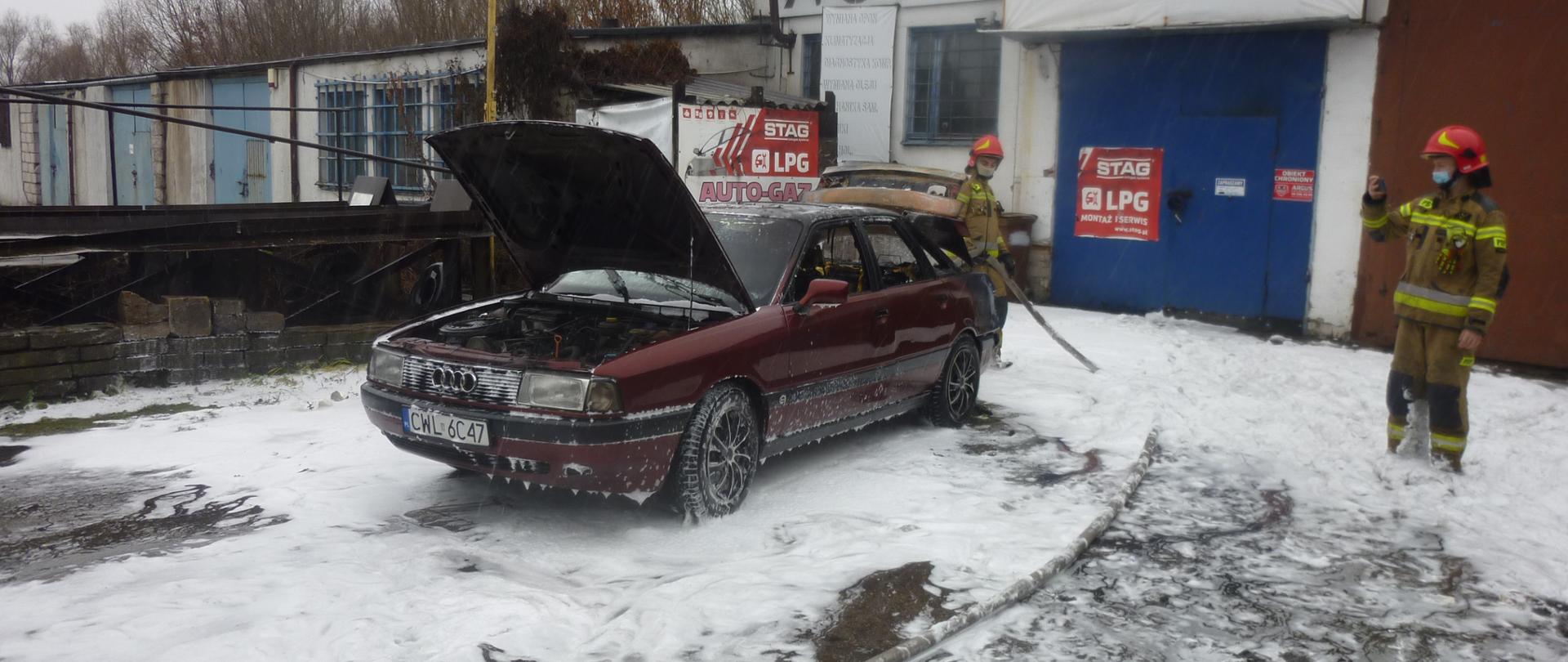 Pożar samochodu Płocka 8, strażacy dogaszający samochód