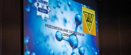 Ekran multimedialny z wyświetlonym tytułowym slajdem prezentacji "Przeciwdziałanie zagrożeniom CBRNE"