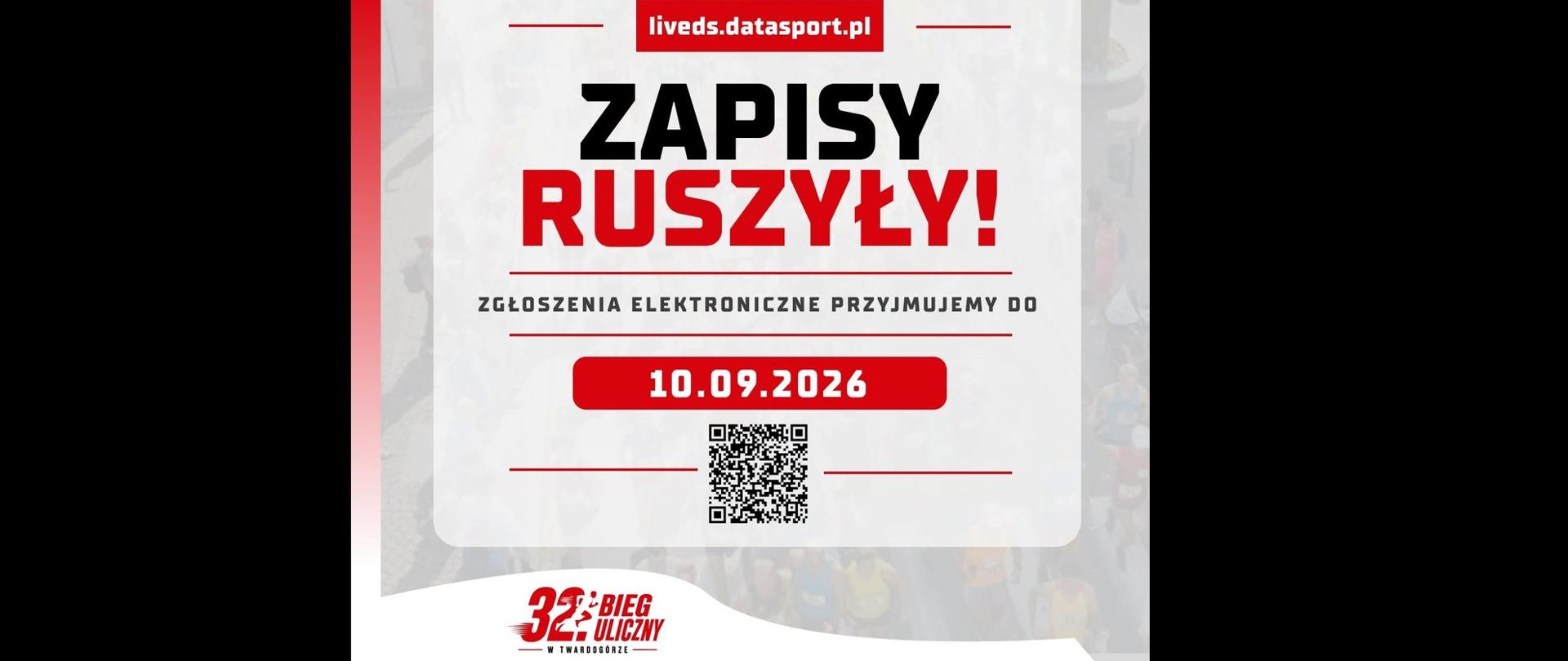 Na zdjęciu widzimy informację o zapisach rozpoczęciu zapisów na międzynarodowy Bieg uliczny. na białym tle duży napis ZAPISY RUSZYŁY, termin zgłoszeń do 10.09.2026 oraz QR code do strony na data sport z zapisami. 