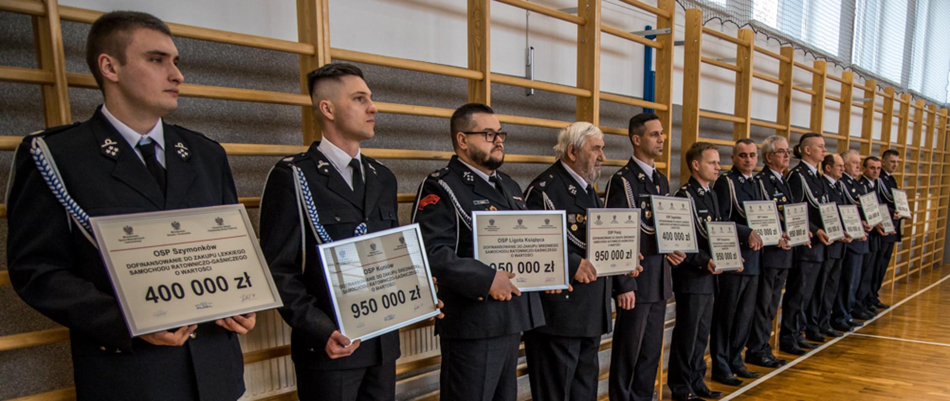 strażacy OSP w umundurowaniu wyjściowym podczas gali 