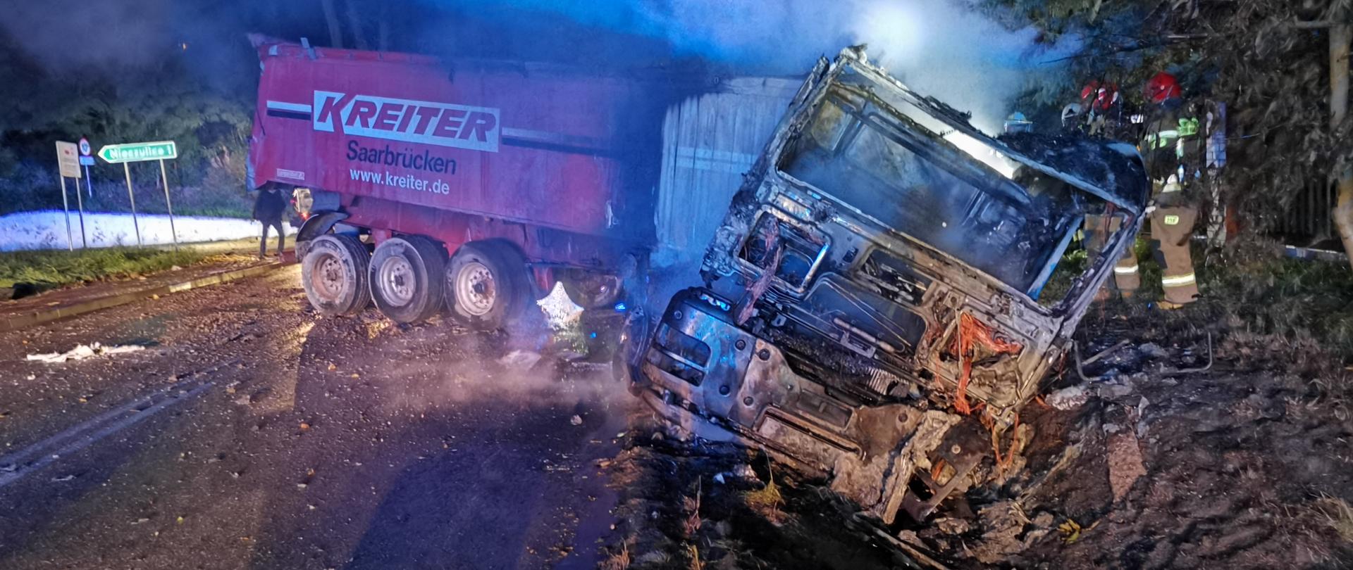 Samochód ciężarowy ze zniszczoną wskutek pożaru kabiną