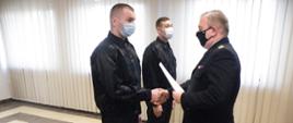 Wręczenie aktu mianowania przez Komendanta Powiatowego PSP 