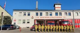 Na zdjęciu strażacy JRG Kolno stojący na baczność, przed budynkiem komendy, oddają cześć dla poległych strażaków z Ukrainy. 