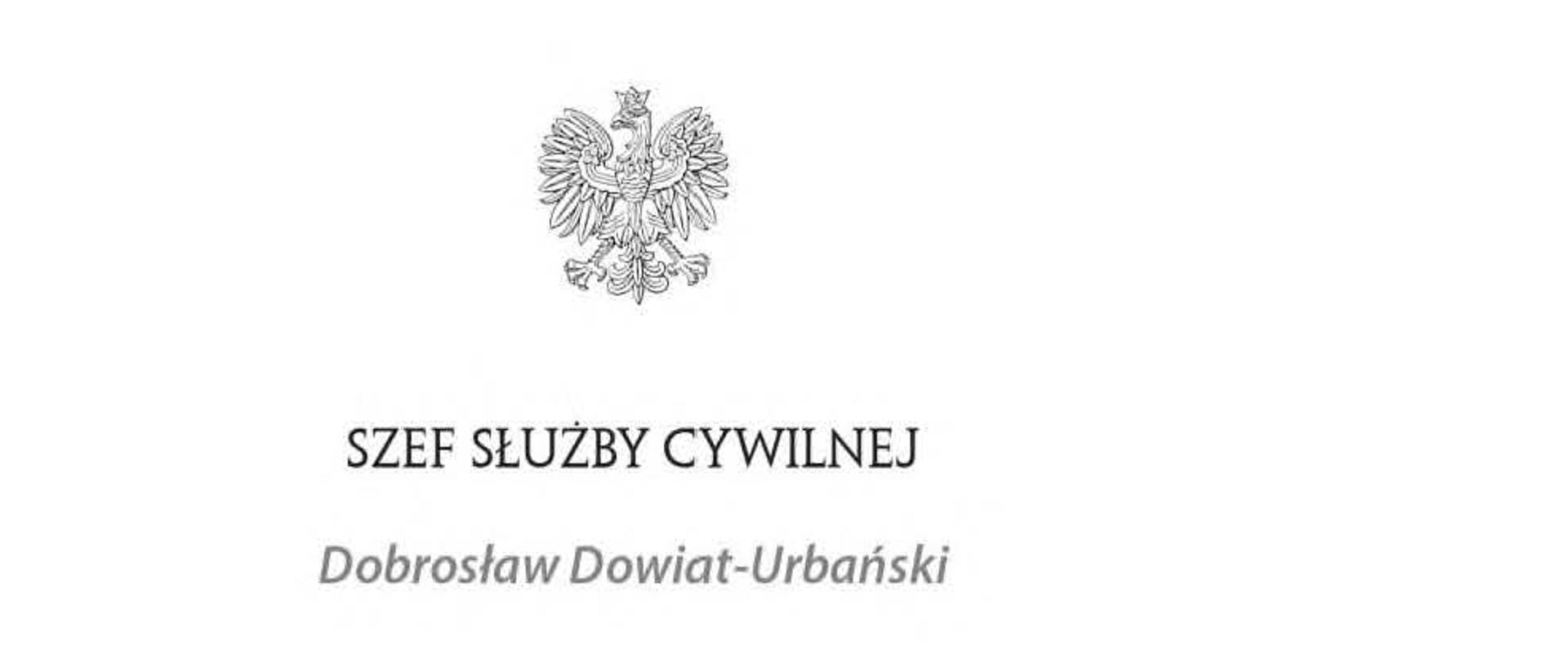 Szef Służby Cywilnej
Dobrosław Dowiat-Urbański
Warszawa, 11 listopada 2021 r.
Szanowni Państwo, Drogie Koleżanki i Koledzy!
Kolejny już raz jako Szef Służby Cywilnej zwracam się do Państwa z okazji Narodowego Święta Niepodległości, które zwyczajowo traktujemy również jako święto służby cywilnej. Ten piękny, radosny dzień przypomina nam pełną doniosłych wydarzeń jesień 1918 roku, gdy Polacy po 123 latach niewoli odzyskali swoje państwo.
Już 17 lutego 1922 roku Sejm Ustawodawczy uchwalił ustawę o państwowej służbie cywilnej, która stała się pragmatyką służbową większości urzędników II Rzeczypospolitej. Sam tytuł tej ustawy dawał wyraz intencjom ustawodawcy. Praca w polskiej administracji miała być czymś więcej niż zwykłym zajęciem zarobkowym. Miała być przede wszystkim służbą publiczną – służbą na rzecz niepodległego państwa i jego obywateli. Stąd wysokie wymagania, jakie ustawodawca postawił kandydatom do tej służby.
Wkrótce obchodzić będziemy setną rocznicę uchwalenia tamtej, historycznej ustawy. Dlatego podjąłem starania, aby 17 lutego stał się Dniem Służby Cywilnej i na trwałe zapisał się w świadomości zarówno członków korpusu, jak i pozostałych obywateli naszego kraju. Do udziału w organizacji przedsięwzięć towarzyszących obchodom tego pięknego jubileuszu zaprosiłem przedstawicieli administracji terenowej. Zachęcam również Państwa do włączenia się w te obchody. Pokażmy, że służba cywilna jest administracją nowoczesną, życzliwą i otwartą na potrzeby wszystkich obywateli naszego kraju. Administracją, z której Polacy mogą być dumni.
Dzisiaj, w dniu radosnego święta wszystkich Polaków, bardzo Państwu dziękuję za codzienną pracę i zaangażowanie w wykonywanie obowiązków służbowych. Życzę Wam wielu sukcesów w służbie dla naszego kraju oraz wszelkiej pomyślności w życiu osobistym. A podczas świątecznego spaceru – także chwili refleksji nad pełną meandrów historią naszej Ojczyzny.
Podpisał Dobrosław Dowiat-Urbański
