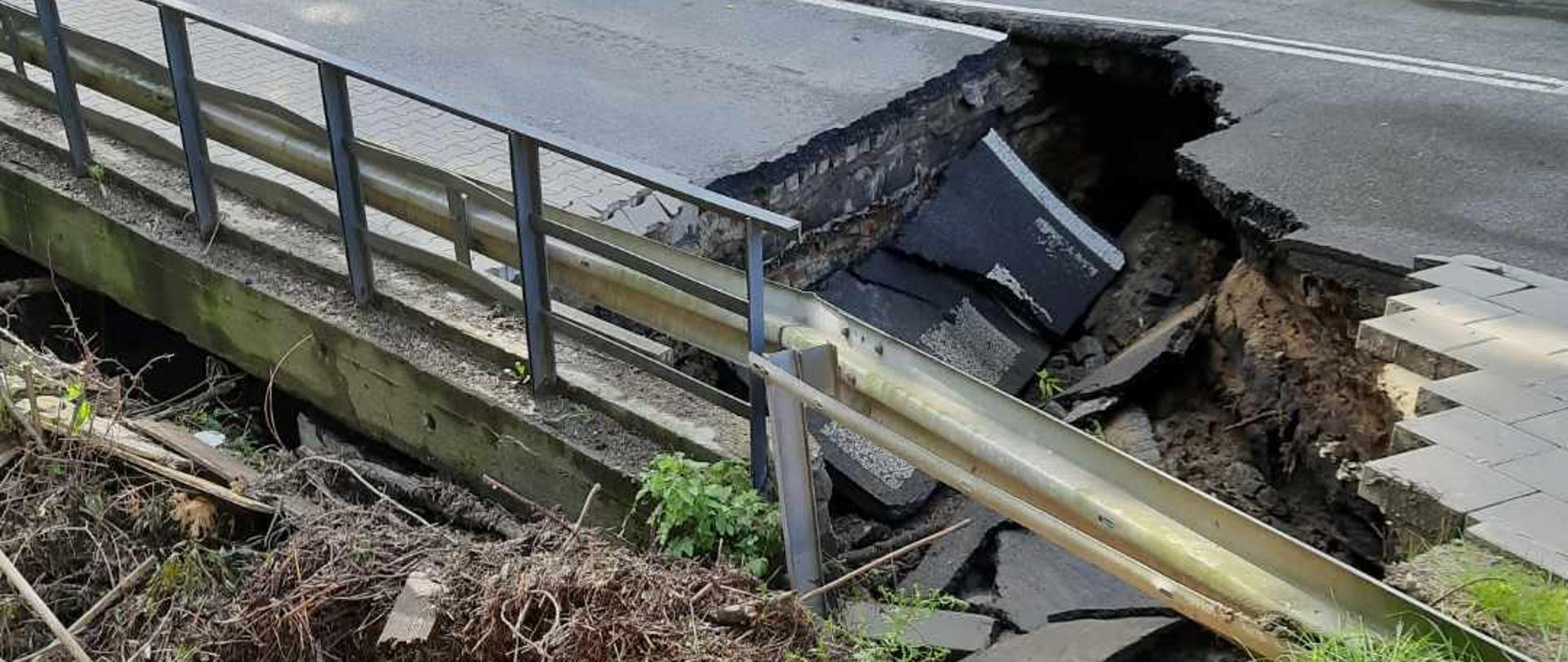 Zapadnięty fragment drogi na ul. Siewnej